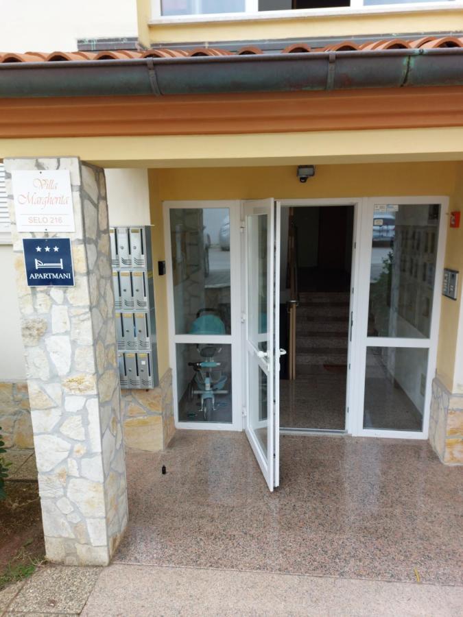 Bentley - Sea-View - 2 Bedroom Apartment Premantura Exterior photo
